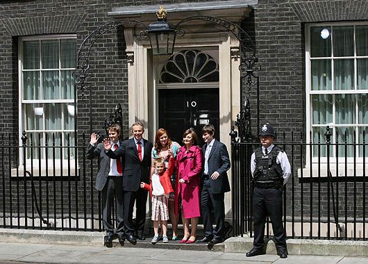 Blair y su familia en el frente de Downing Street