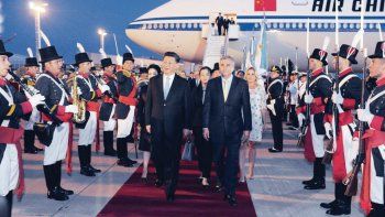 Puesta en escena. La llegada de Xi Jinping y su esposa a la Argentina tuvo el protocolo más destacado. El chino aterrizó en su Boeing 747-8 y fue recibido con honores de Estado por el jujeño Gerardo Morales.&nbsp; 