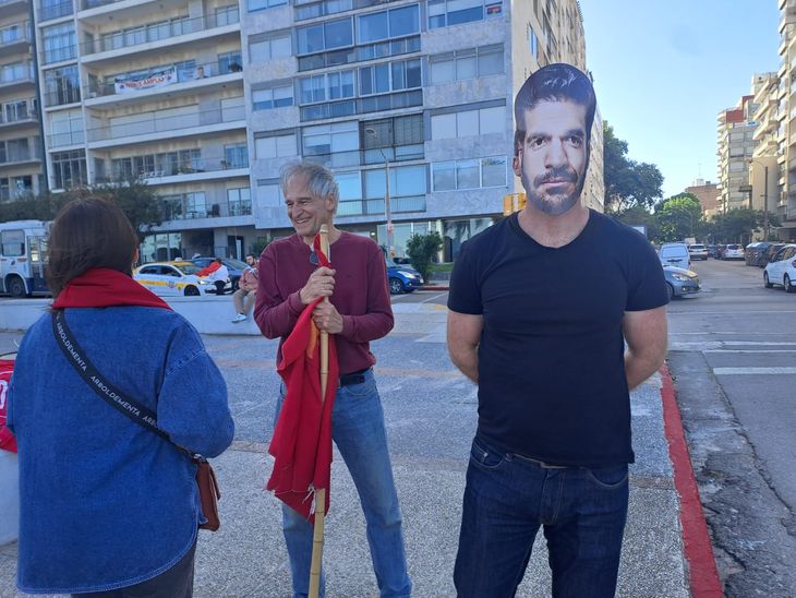 A member of the Colorado Party wore a mask of Andrés Ojeda, its candidate. A member of the Colorado Party wore a mask of Andrés Ojeda, its candidate.