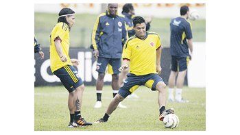 Teófilo Gutiérrez lleva la pelota ante la marca de Dayro Moreno. Colombia entrenó bajo la lluvia.