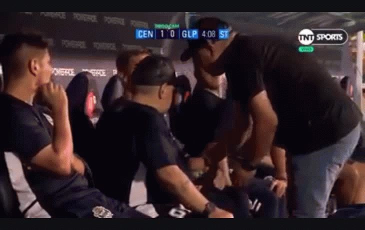 Diego Maradona tomó una pastilla durante el partido de Gimnasia y la imagen recorrió el mundo generando infinidades de teorías.