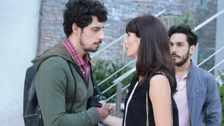 Esta famosa y aclamada serie argentina sigue la historia de Mara y Nina, dos gemelas separadas al nacer. Esta famosa y aclamada serie argentina sigue la historia de Mara y Nina, dos gemelas separadas al nacer.