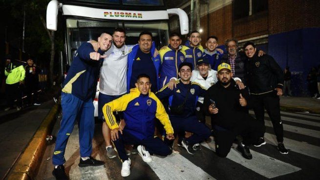 Hinchas de Boca partiendo en micro a Brasil