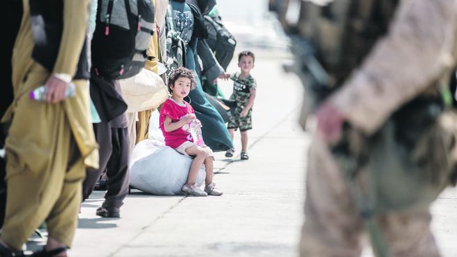 INCESANTE. El flujo de afganos y ciudadanos extranjeros en el aeropuerto de Kabul se ha intensificado en los últimos días, a una semana de que culmine el canal humanitario acordado con los talibanes.