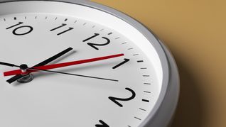 Los relojes resguardan mensajes ocultos con las horas espejo.