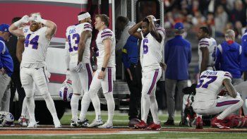 impactante: un jugador de la nfl se desplomo en pleno campo de juego y asusto a todos