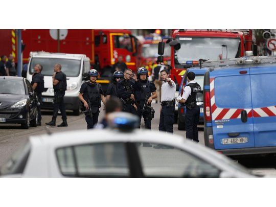 Otra vez el terror de Estado Islámico en Francia: toman rehenes en iglesia y matan a un cura