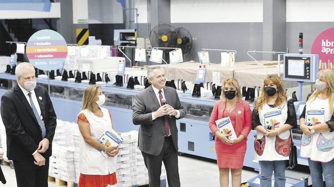 Fábrica. Alberto Fernández visitó ayer la planta de Gráfica Argentina SRL, ubicada en Loma Hermosa, donde se imprimen los textos del programa “Libros para aprender”. Lo acompañaron el ministro de Educación, Jaime Perczyk, y el intendente de San Martín, Fernando Moreira.