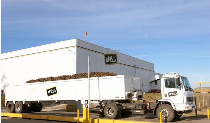 La planta de McCain en Balcarce procesa 400.000 toneladas de papa fresca al año. La planta de McCain en Balcarce procesa 400.000 toneladas de papa fresca al año.