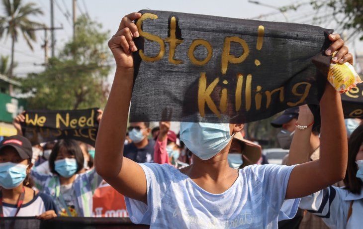 Los manifestantes salieron este domingo a las calles en Myanmar pese a la mortífera represión.