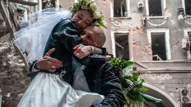 La pareja, que es voluntaria sanitaria, selló su amor en medio de las ruinas de Járkov.