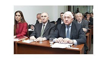 Fernando De la Rúa y sus abogados en la primera fila del Tribunal que lo juzgará por permitir el presunto pago de sobornos en el Senado.