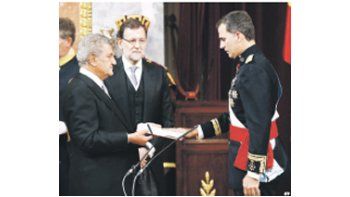 ámbito.com | Con Mariano Rajoy de testigo, Felipe VI juró como rey: clave, lo hizo sobre la Constitución y no sobre la Biblia.