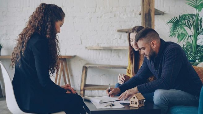 Una pareja concretó el sueño del hogar propio. UN punto central es la relación entre ingresos y cuota. Señaló que el desafío no es solo acceder al crédito, sino sostenerlo en el tiempo