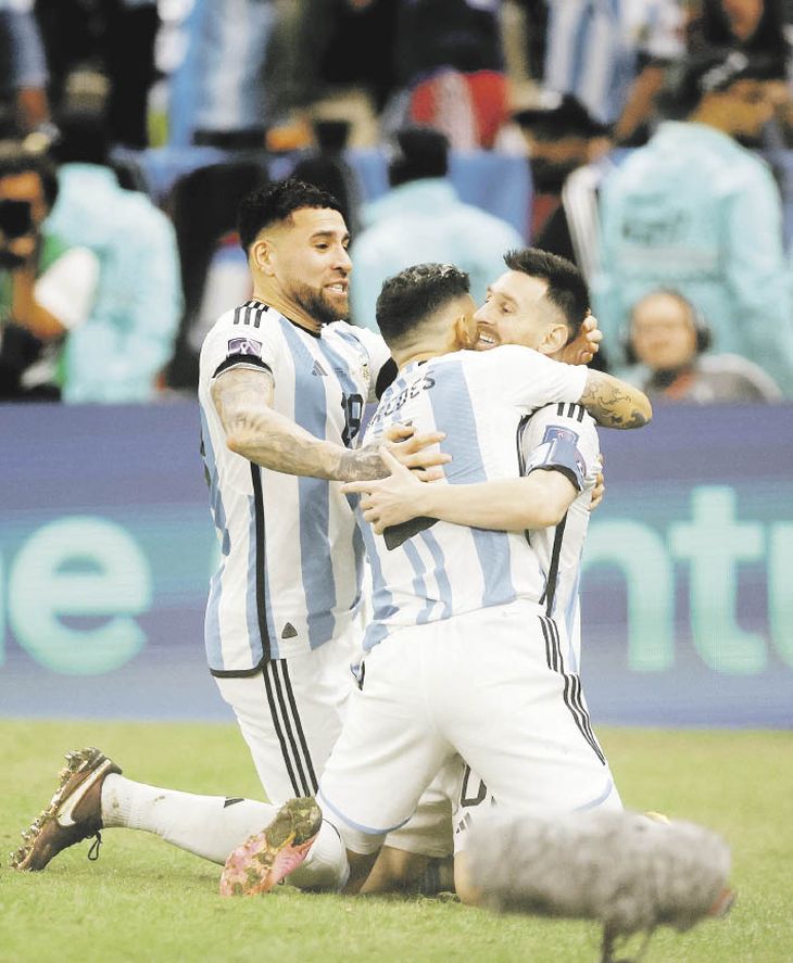 gloria al capitán. Messi alzó la copa con sus compañeros y vestido con el bisht, una capa transparente tradicional de Qatar que se utiliza para celebraciones importantes. Abajo, de rodillas con Paredes y Otamendi.