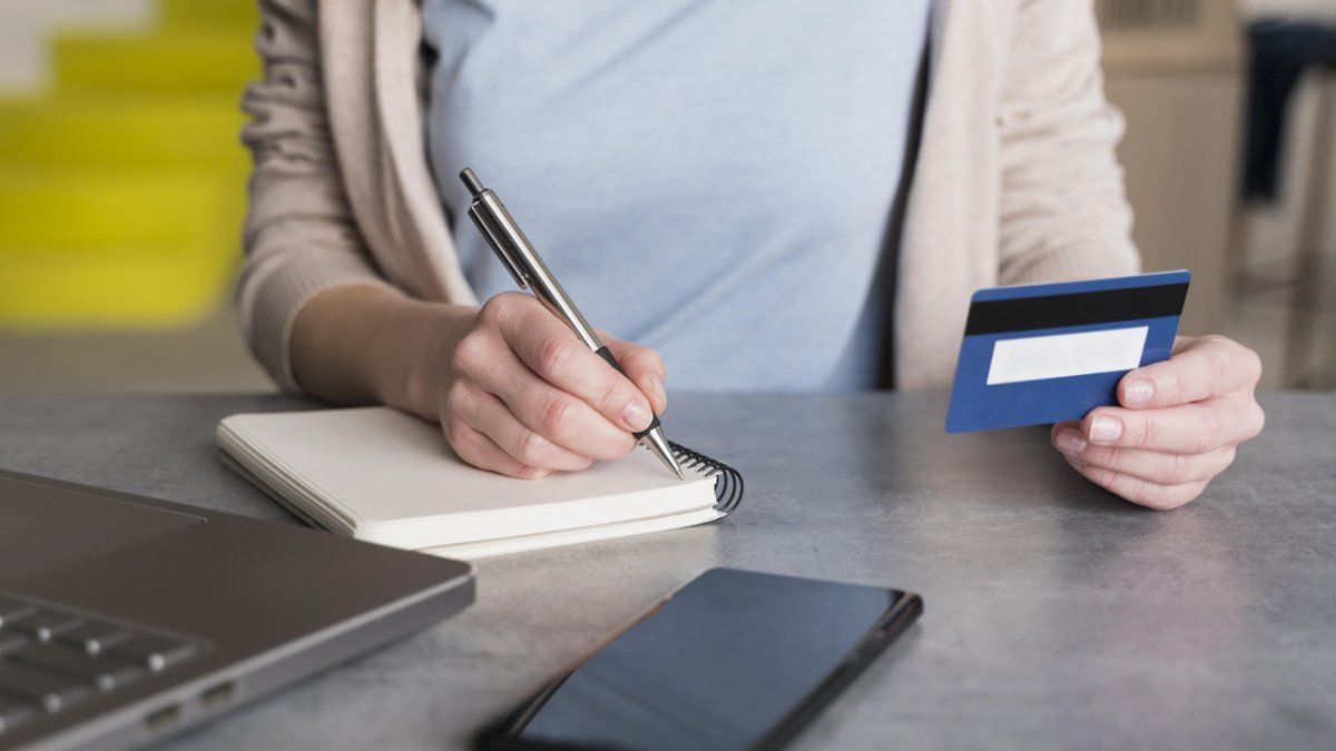 El d�lar oficial se encamina a cerrar la semana con una fuerte merma y el BCRA va por una d�cima compra de reservas