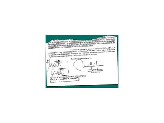 Facsímil de la nota que el ministro Roberto Lavagna le envió al jefe de Gabinete, Alberto Fernández, pidiendo investigar a los consejeros.