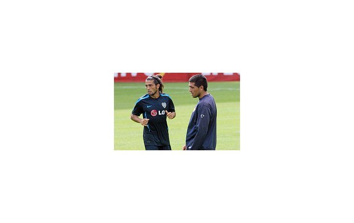 Walter Erviti y Juan Román Riquelme, otra vez juntos en la práctica de fútbol de Boca.