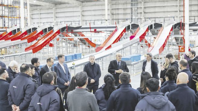 visita. Funcionarios y empresarios recorrieron las instalaciones del centro logístico que Frávega tiene en Monte Grande.