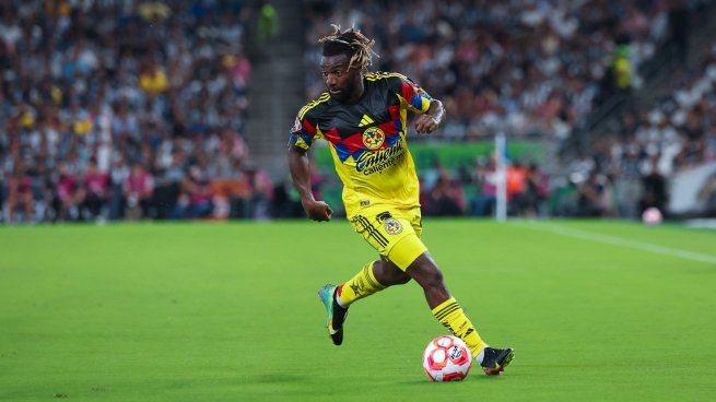 En un video que se hizo viral en las redes sociales, el delantero francés del Club América Allan Saint-Maximin fue captado llevando a cabo un nuevo acto de genersidad con un chofer de una camioneta a quien le entregó una suma importante de dinero como propina.