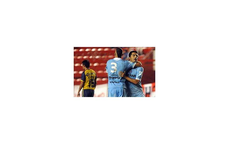 Salcedo festeja su primer gol.