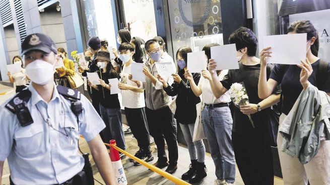 SÍMBOLO. La exhibición de hojas de papel en blanco para denunciar la censura del régimen ya es una marca registrada del movimiento de protestas que sacude a China.