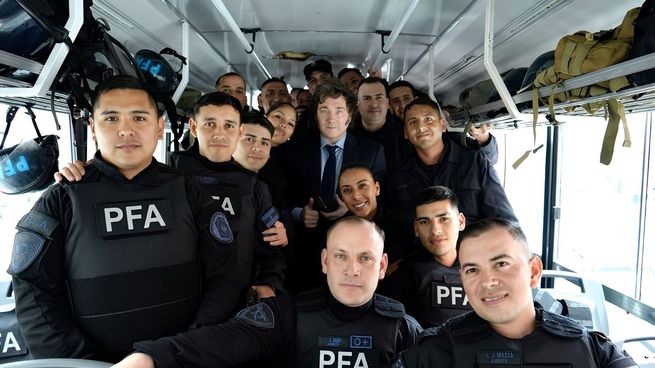 La foto de Javier Milei junto a los uniformados en el colectivo de la Policía Federal.