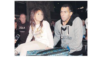 Carlos Tevez junto a su hija en Ezeiza, cuando vino sin permiso a la Argentina de vacaciones, lo que agravó el conflicto.