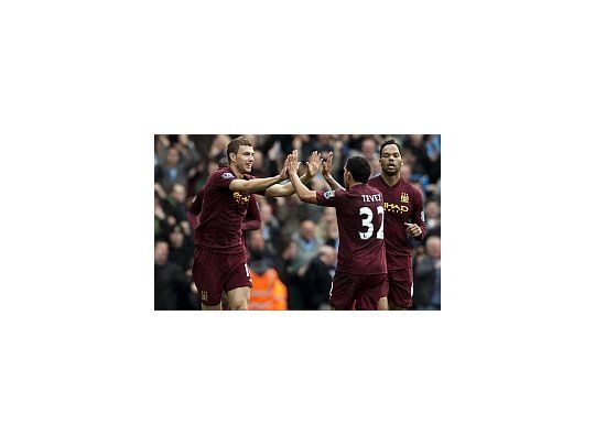 Tevez saluda a Dzeko, autor de los dos goles de los Ciudadanos.