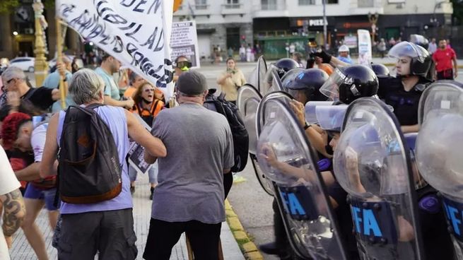 La Policía arremetió contra manifestantes de una protesta de jubilados ante el Congreso.&nbsp;