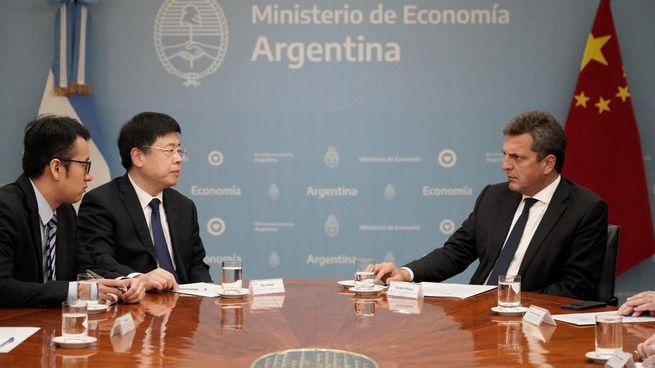 El ministro de Economía, Sergio Massa, durante una reunión esta tarde con el embajador chino,  Zou Xiaoli.