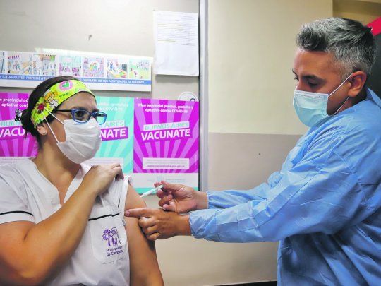 Escenario. Mientras prosigue el calendario de inmunización contra el covid-19 en la Provincia, avanzan las conversaciones del Gobierno bonaerense con proveedores de vacunas. Un proceso que arrancó a mediados de 2020.
