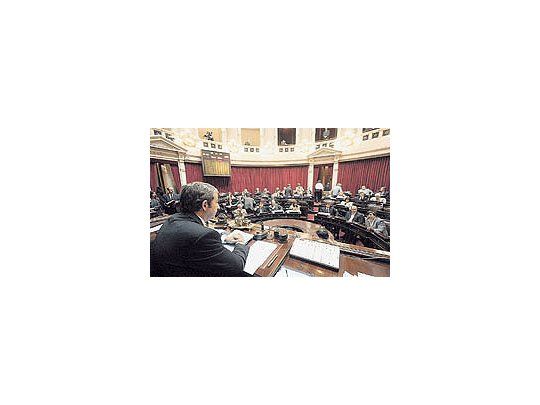Julio Cobos presidió ayer una sesión del Senado a las apuradas.Antes del acto del PJ en Almagro, el kirchnerismoconsiguió votar el nuevo sistema de nombramiento de juecessuplentes y el pliego de Juliana Marino para la embajadaen Cuba.