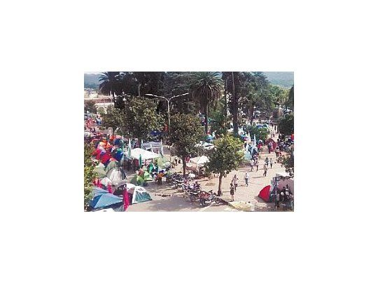 El acampe de la organización Tupac Amaru lleva 34 días frente la Casa de Gobierno.