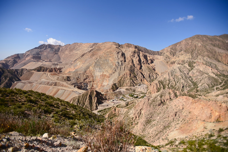 El Proyecto Carbonatos Profundos o DCP (Deep Carbonates Project) es un depósito de oro en sulfuros ubicado debajo de la mineralización de oro en óxido, existente en la mina subterránea de Gualcamayo