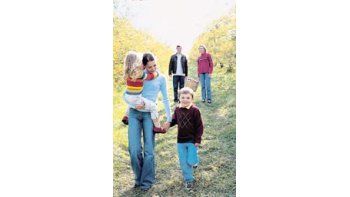 ámbito.com | Gracias al “au pair”, hoy hay chicas que eligen ser niñeras temporarias para poder vivir durante un año en un país del Primer Mundo, estudiar, hacer turismo y hasta volverse con unos dólares.
