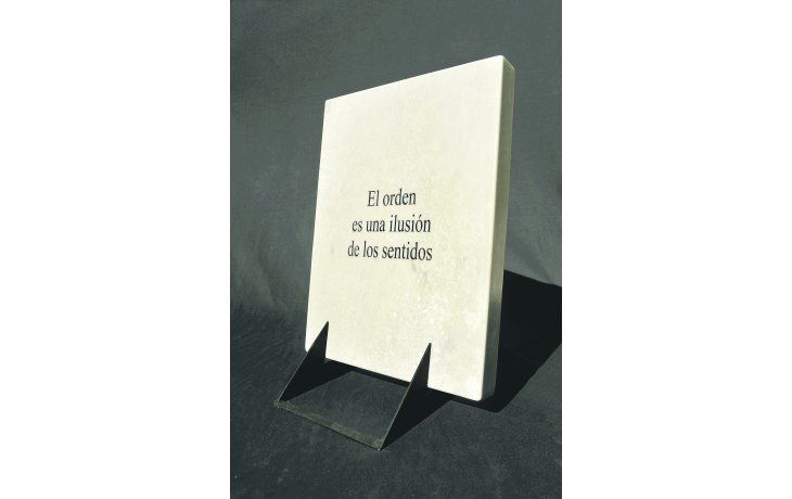 ámbito.com | Luis Pazos. Encontró planchas de mármol blanco abandonadas y las intervino con textos breves, frases escuetas y aforismos.