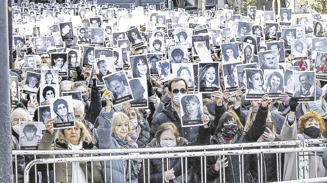 homenaje. El recuerdo de las víctimas del atentado a la sede de la Amia, ayer, frente al edificio de la mutual en el barrio porteño de Once.