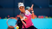 Nadia Podoroska protagonizó uno de los puntos del día en Madrid: con el score 1-1 en el segundo set, Siniakova intentó pasar por encima de globo a la rosarina, quien retrocedió y, de espaldas a su rival, colocó un magnífico passing-shot paralelo con una Gran Willy.