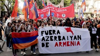 la comunidad armenia marcho a la embajada de azerbaiyan en buenos aires
