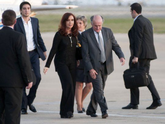 Cristina y Parrilli en Aeroparque.