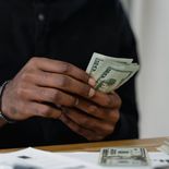 Llegó pobre y sin estudios a México, empezó a trabajar en una panadería y 25 años después ya era dueño de un imperio de 80 tiendas Llegó pobre y sin estudios a México, empezó a trabajar en una panadería y 25 años después ya era dueño de un imperio de 80 tiendas