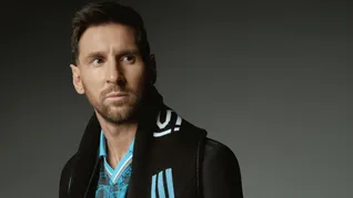 Lionel Messi vuelve a incursionar en la industria de la moda con el lanzamiento de su propia marca de ropa urbana, que conmemora los 20 años de su debut en un Mundial. Lionel Messi vuelve a incursionar en la industria de la moda con el lanzamiento de su propia marca de ropa urbana, que conmemora los 20 años de su debut en un Mundial.
