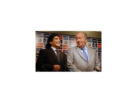 Maradona quiere reunirse con Grondona.
