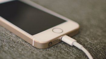 Cargar el celular en los aeropueros&nbsp; en muy peligroso.