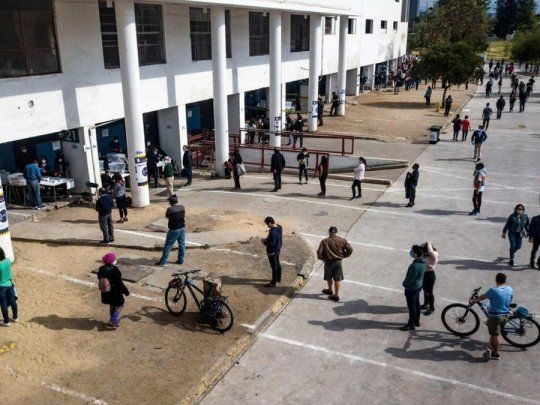 En gran número, los chilenos acuden a los centros de votación. El Estadio Nacional, que funcionó como centro de tortura durante la dictadura de Augusto Pinochet, ahora se presenta como símbolo de la democracia en el referéndum.