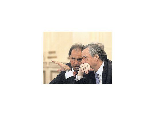 NéstorKirchner(en la foto,entregado acuchicheoscon DanielScioli ayeren un acto)madrugó atodos conun saludo aRomanoProdi por suvictoriaelectoral enItalia. Usaráese cambioparamejorar lasdeterioradasrelacionescon esepaís.
