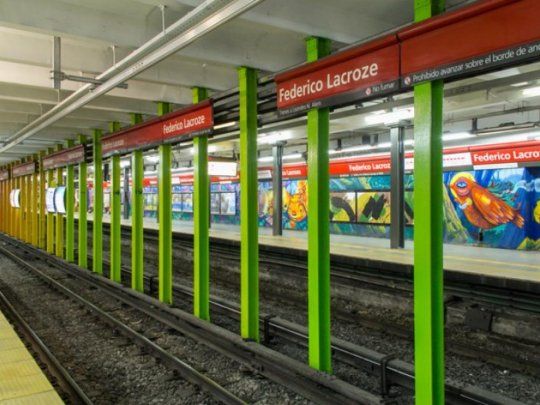 Personal del SAME y de Bomberos de CABA acudieron a la Estación Federico Lacroze para asistir a una mujer que cayó a las vías y fue embestida por una formación.&nbsp;