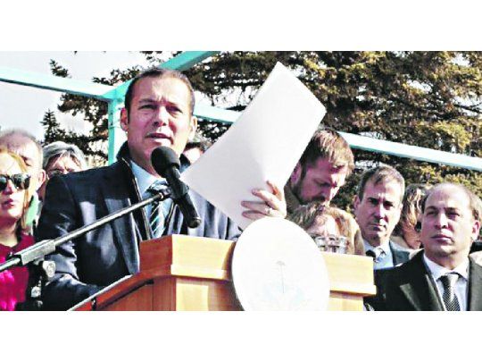 garantía. El gobernador Omar Gutiérrez insistió ayer en que la represa es un proyecto “estratégico para la provincia”.