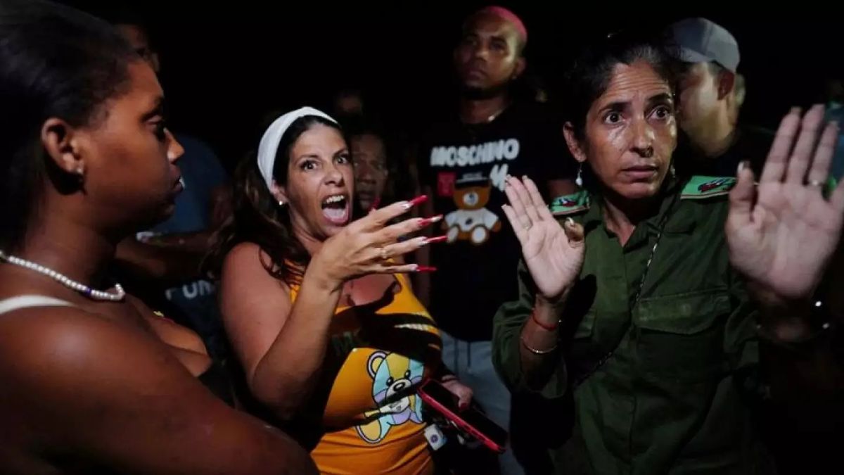 Cubans make their pans heard on the third day without electricity due to Hurricane Ian